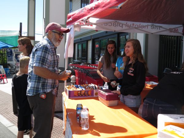 The groups's good attitude and warm smiles were a big contribution to the fund-raiser's success.