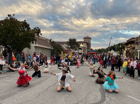 Dancers on knees