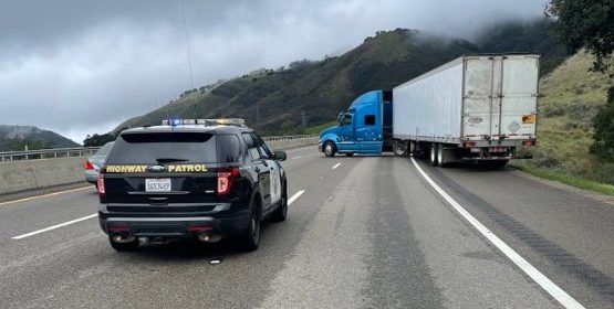Semi truck blocks traffic on Cuesta Grade