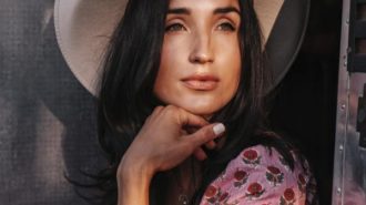 Singer-songwriter Jade Jackson wears a cowboy hat in a press photo.